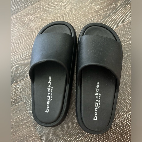 BEACH SLIDES by J/Slides
SQUISH SANDAL - Picture 3 of 4